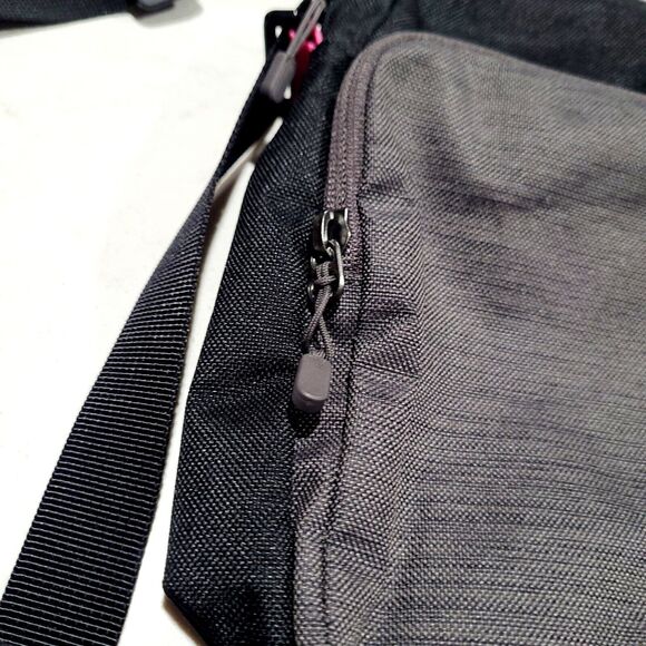 Nike Tech Slate 3 Pocket Zippered Crossbody/Shoulder Strap 9" Bag Unisex NWOT - Picture 7 of 12